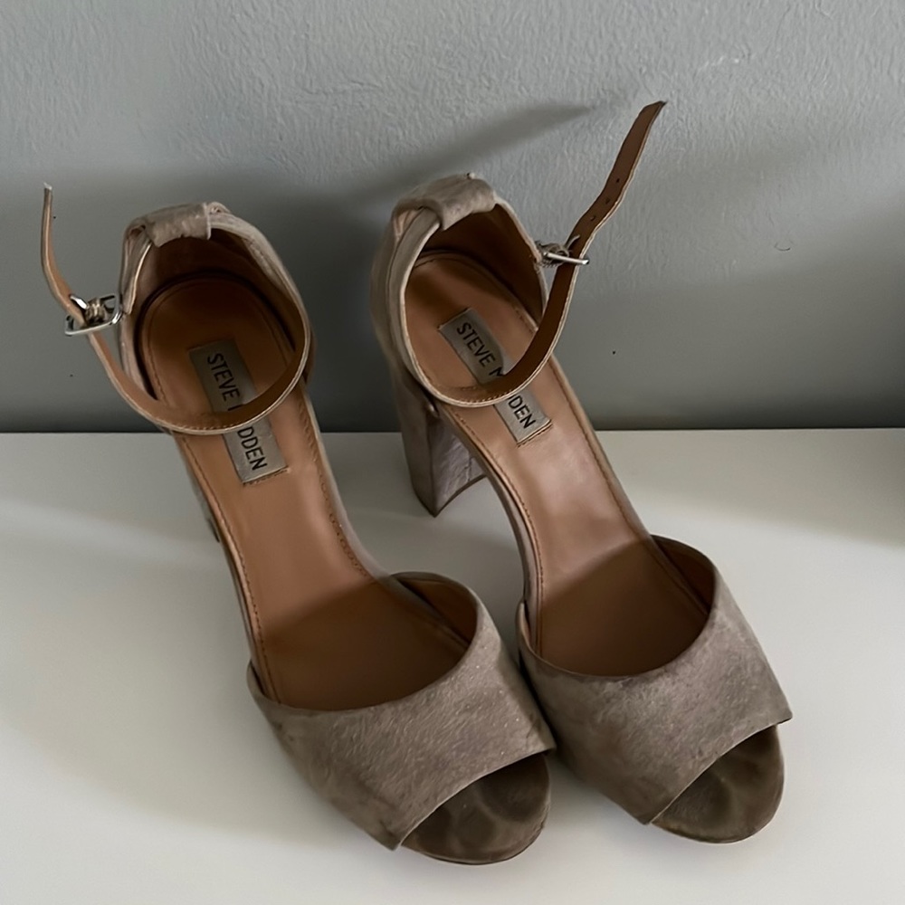 Steve Madden nude heels that go with everything! Sz 8.5